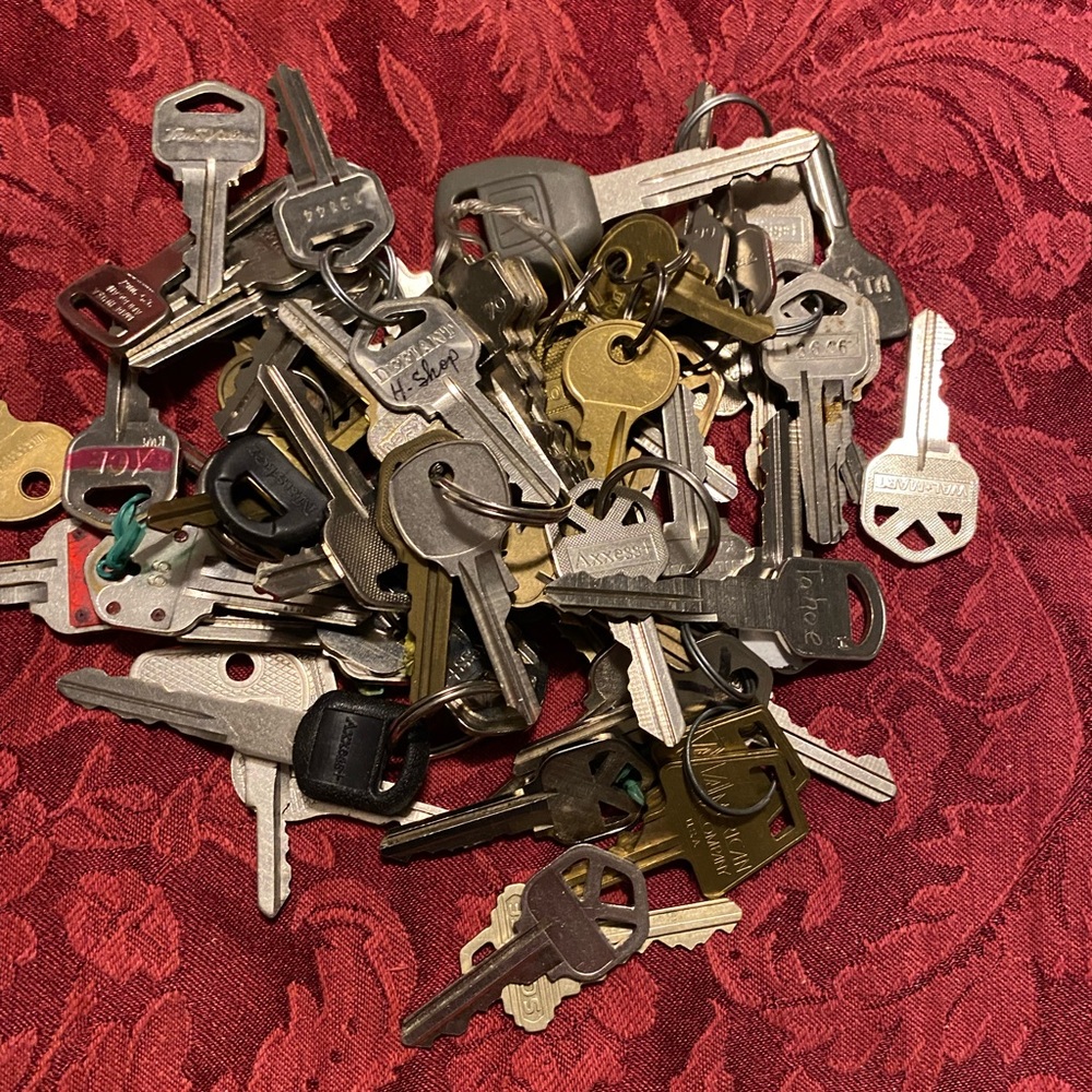 Lot of 1 lb 7.5 ozs miscellaneous keys